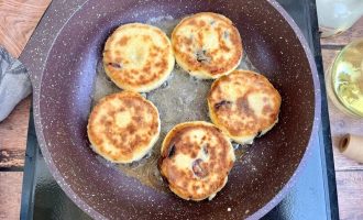 Сырники, обжаривающиеся на сковороде до золотистой корочки