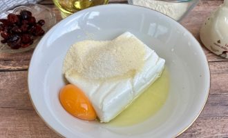 Творог с яйцом и манкой в миске