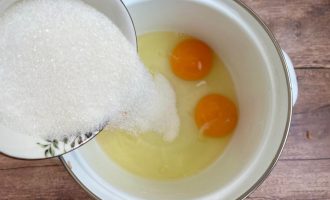 Взбивание яиц с сахаром для теста