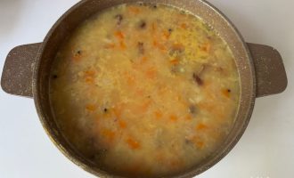 Суп с горохом, картофелем и ребрами на плите во время варки