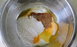 Добавление муки, соли и специй в тесто для пирожков