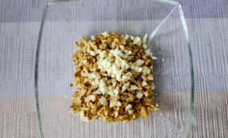 Чеснок, нарезанный и смешанный с орехами