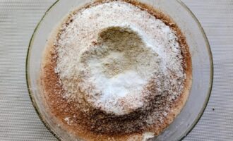 Просеивание муки, какао и разрыхлителя в миску