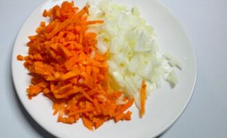 Нарезанные лук и морковь на тарелке