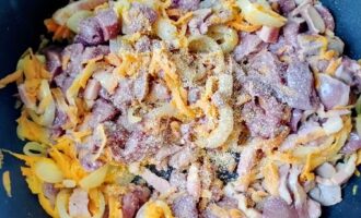 Печень с овощами на сковороде в процессе тушения