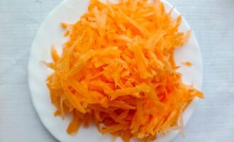 Тертая морковь крупной стружкой