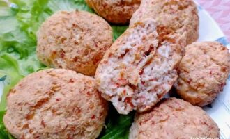 Сформированные котлеты из крабовых палочек перед запеканием