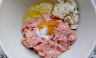 Миска с фаршем и батоном, подготовленная для котлет