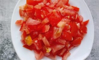Помидоры, нарезанные мелкими кубиками для куриных котлет