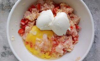 Куриная масса с яйцом и творожным сыром перед перемешиванием