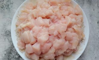 Куриное филе, нарезанное мелкими кубиками для котлет