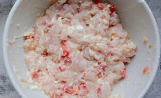 Готовая котлетная масса с сыром и помидорами
