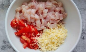 Куриное филе, помидоры и тертый сыр в миске