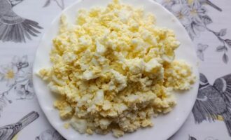 Измельченные вареные яйца в миске