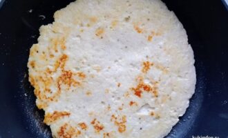 Обжаривание куриного блинчика с обеих сторон на сковороде