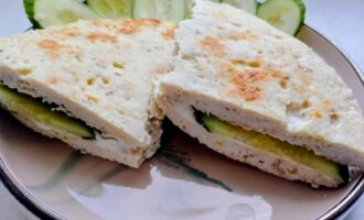 Куриный блинчик с творожным сыром и огурцом на тарелке