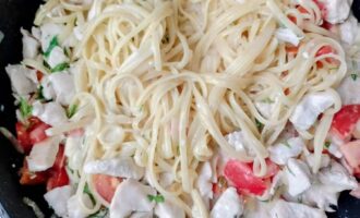 Спагетти с курицей и чесноком, тушащиеся под крышкой