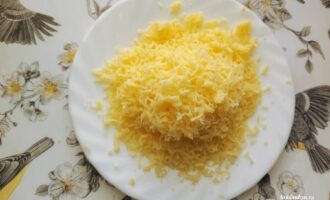 Тертый сыр в миске, подготовленный для соуса