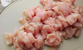 Куриная грудка, нарезанная небольшими кусочками