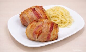 Свиные рулетики в беконе с грибами