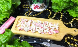 Нарезанные кубиками крабовые палочки для закуски
