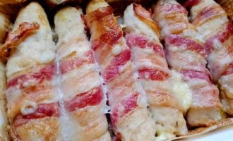 Готовые куриные колбаски с сыром в беконе, запеченные до румяной корочки