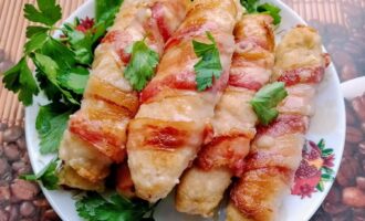 Жареные куриные колбаски с сыром в беконе