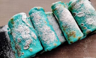 Голубые блинчики с яблоком и корицей присыпанные сахарной пудрой