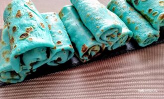 Готовые блинчики с яблоком и корицей на блюде