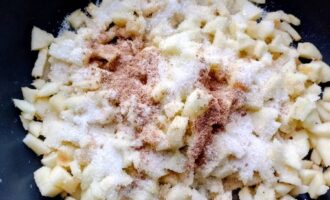 Яблоки с сахаром и корицей на сковороде для начинки