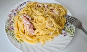 Карбонара без яиц на сметане с беконом и сыром на тарелке