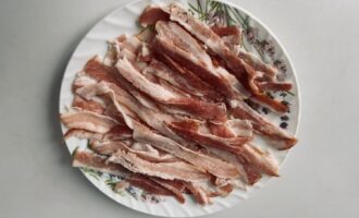 Бекон, нарезанный полосками для карбонары