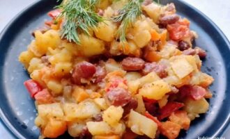 Готовый картофель с фасолью, подача блюда