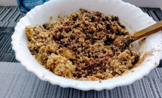 Смесь печенья, какао и растопленного сливочного масла