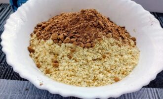 Крошка печенья и какао в глубокой миске