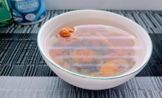 Курага и изюм, замоченные в кипятке для размягчения