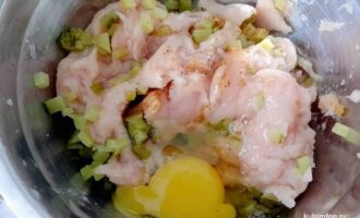 Куриный фарш с маринованными огурцами и яйцом