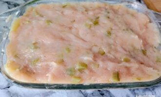 Куриный фарш, выложенный в форму для запекания