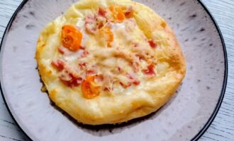 Готовая мини-пицца из творожного теста с сыром и ветчиной
