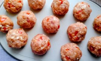 Сформированные небольшие мясные котлеты