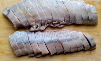 Филе сельди, нарезанное порционными кусочками