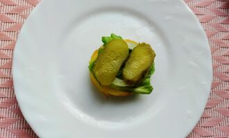 Выкладка кружков маринованного огурца