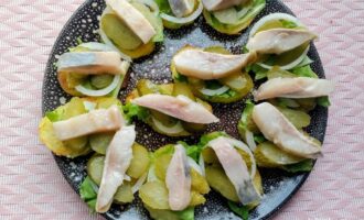 Закуска с сельдью и картофелем на тарелке