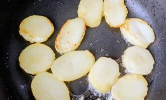 Обжарка картофельных ломтиков на сковороде