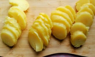 Отварной картофель, нарезанный кружками