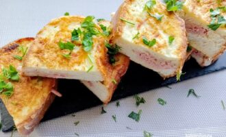 Горячие бутерброды с колбасой и сыром на сковороде