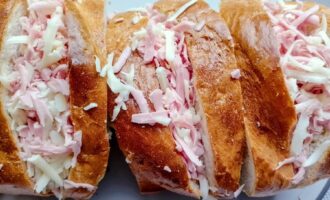 Батон, наполненный начинкой из колбасы и сыра
