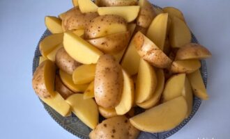 Картофель, нарезанный дольками для запекания в духовке