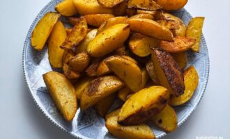 Картофель по-деревенски в духовке с румяной корочкой