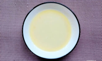 Растопленное сливочное масло для смазывания мяс